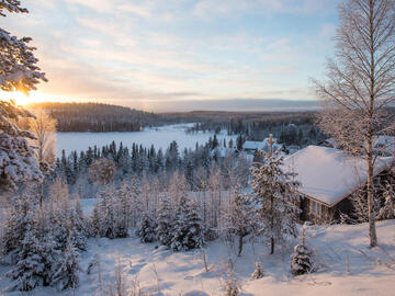 Mökit järven rannalla