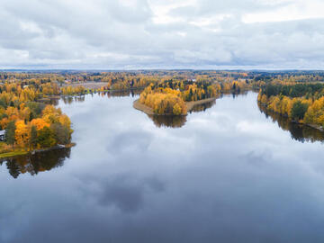 Mökit järven rannalla