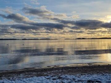 Mökit meren rannalla