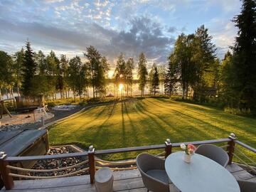 hirsihuvila-jaerven-rannalla-53745-1
