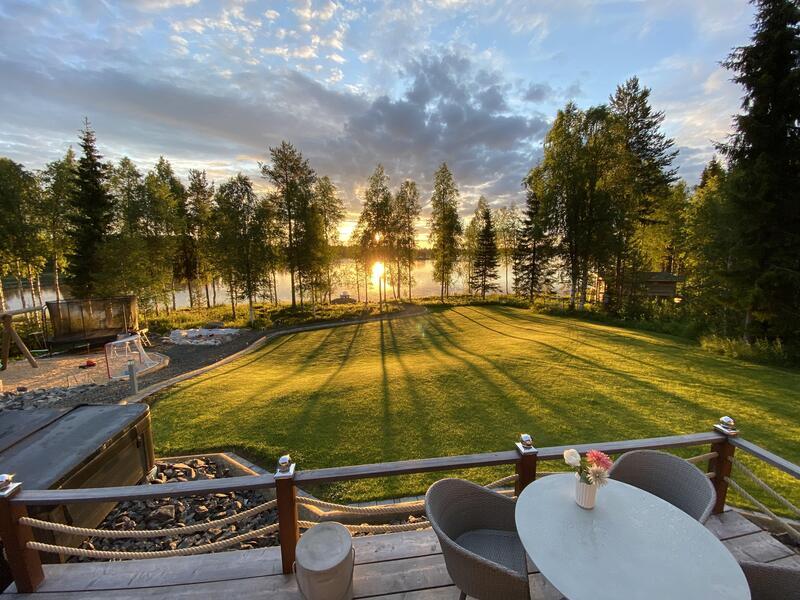 hirsihuvila-jaerven-rannalla-53745-1