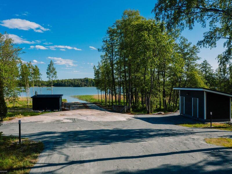 upea-moekki-meren-rannalla-53839-6