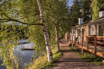 Äitienpäivä Nuuksiossa järven rannalla