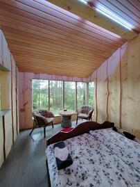 Puumajamajoitus (Glamping)