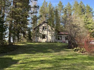 Rintamamiestalo järven rannalla